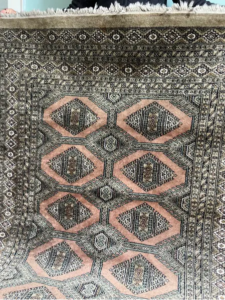 Foto de um(a) Tapete Paquistanês Bokhara, da categoria de Tapetes. Autêntico tapete paquistanês confeccionado inteiramente à mão em lã, seguindo a tradicional técnica de tecelagem oriental.... Mostrado de uma perspectiva diferente. Vendido no marketplace Trésors.