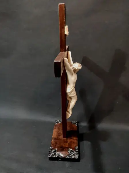 Foto de um(a) Cristo Na Cruz Anos 40, da categoria de Objetos religiosos e espirituais. Cristo na cruz: cristo em pó de mármore com cruz em madeira entalhada, década de 1940 Mede: 43,5cm de altura x 25cm de... Mostrado de uma perspectiva diferente. Vendido no marketplace Trésors.