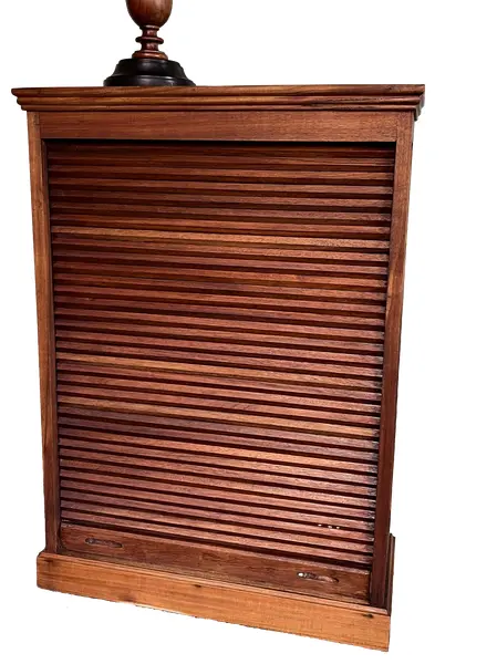 Foto de um(a) Móvel organizador porta de esteira, da categoria de Arquivos e Gaveteiros. Móvel organizador vertical estruturado em madeira natural com acabamento envernizado. Conta com fechamento frontal em porta... Vendido no marketplace Trésors.