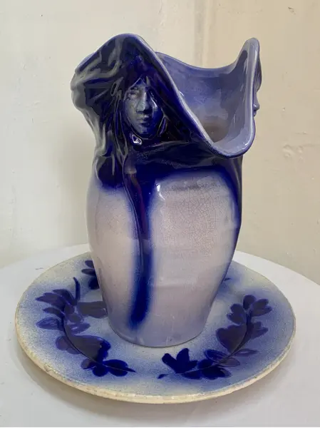 Foto de um(a) Jarra e prato em faiança alemã art nouveau 1900-1911, da categoria de Jarros. Jarra e prato em faiança alemã art nouveau entre anos 1900 a 1911 em azul cobalto medindo 38A x 35L com prato de 35Ø no mais... Mostrado de uma perspectiva diferente. Vendido no marketplace Trésors.