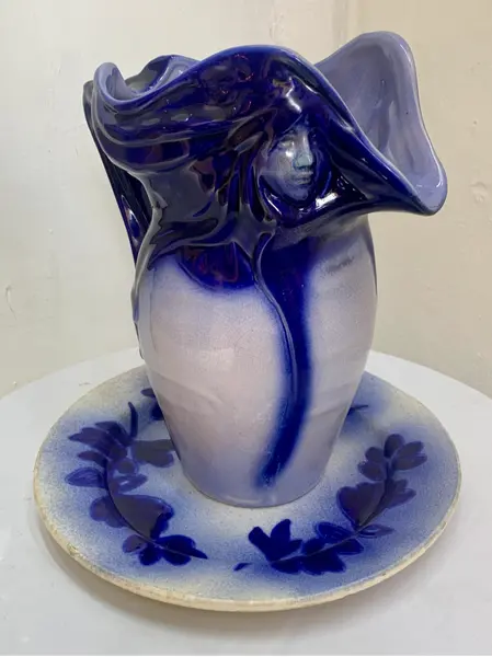 Foto de um(a) Jarra e prato em faiança alemã art nouveau 1900-1911, da categoria de Jarros. Jarra e prato em faiança alemã art nouveau entre anos 1900 a 1911 em azul cobalto medindo 38A x 35L com prato de 35Ø no mais... Mostrado de uma perspectiva diferente. Vendido no marketplace Trésors.