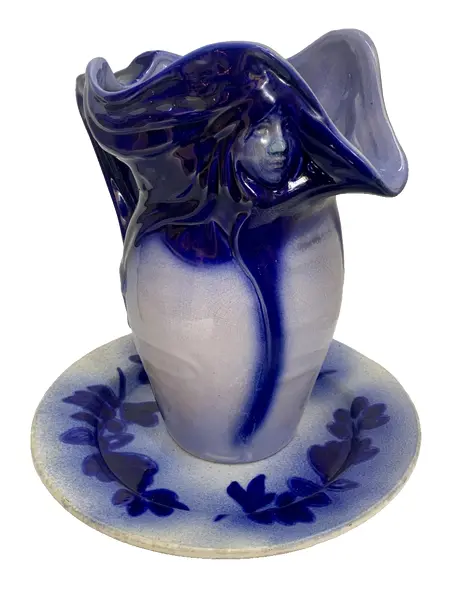 Foto de um(a) Jarra e prato em faiança alemã art nouveau 1900-1911, da categoria de Jarros. Jarra e prato em faiança alemã art nouveau entre anos 1900 a 1911 em azul cobalto medindo 38A x 35L com prato de 35Ø no mais... Vendido no marketplace Trésors.