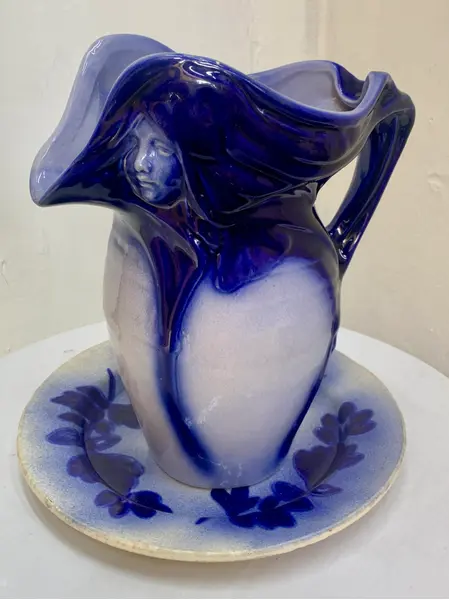 Foto de um(a) Jarra e prato em faiança alemã art nouveau 1900-1911, da categoria de Jarros. Jarra e prato em faiança alemã art nouveau entre anos 1900 a 1911 em azul cobalto medindo 38A x 35L com prato de 35Ø no mais... Mostrado de uma perspectiva diferente. Vendido no marketplace Trésors.