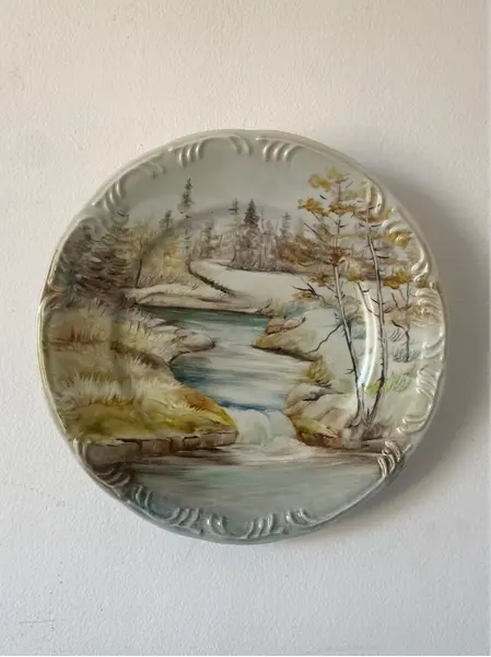 Foto de um(a) Prato pintado à mão, da categoria de Pratos Decorativos. Prato em porcelana decorativo, pintado à mão, 25 cm diâm. Mostrado de uma perspectiva diferente. Vendido no marketplace Trésors.