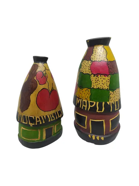 Foto de um(a) Cabanas africanas de madeira decorativas, da categoria de Escultura. Par de Cabanas Africanas decorativas em madeira da região, Moçambique e Maputo. Entalhadas e pintadas à mão. MEDINDO A:... Vendido no marketplace Trésors.