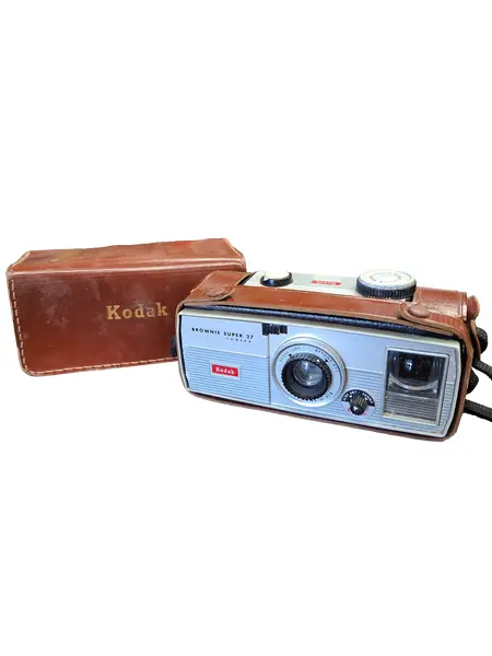 Foto de um(a) Câmera Kodak Brownie Super 27, da categoria de Câmeras fotográficas. Uma peça de colecionador e uma ferramenta de criação de memórias, a Kodak Brownie Super 27 é uma escolha encantadora para... Vendido no marketplace Trésors.