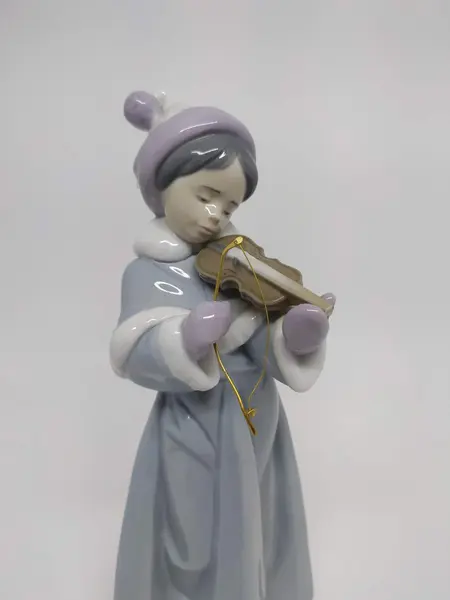 Foto de um(a) Escultura Lladró - Menina Violinista em porcelana, da categoria de Escultura. Escultura Lladró - Menina Violinista em porcelana. Coleção Porcelain Sculpture - The Spirit of Christmas by Lladró. Mede A:... Mostrado de uma perspectiva diferente. Vendido no marketplace Trésors.