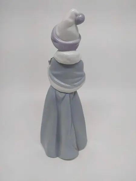 Foto de um(a) Escultura Lladró - Menina Violinista em porcelana, da categoria de Escultura. Escultura Lladró - Menina Violinista em porcelana. Coleção Porcelain Sculpture - The Spirit of Christmas by Lladró. Mede A:... Mostrado de uma perspectiva diferente. Vendido no marketplace Trésors.