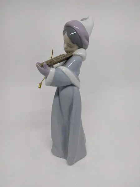 Foto de um(a) Escultura Lladró - Menina Violinista em porcelana, da categoria de Escultura. Escultura Lladró - Menina Violinista em porcelana. Coleção Porcelain Sculpture - The Spirit of Christmas by Lladró. Mede A:... Mostrado de uma perspectiva diferente. Vendido no marketplace Trésors.