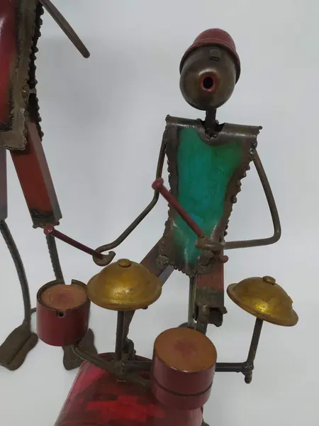 Foto de um(a) PAR DE ESCULTURAS MÚSICOS EM FERRO E SUCATA, da categoria de Escultura. Par de esculturas feitas por artista de Gana, em ferro e sucata representando músicos africanos. MEDE A: 40cm e 30cm L: 11cm... Mostrado de uma perspectiva diferente. Vendido no marketplace Trésors.