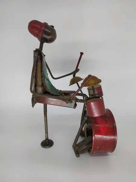 Foto de um(a) PAR DE ESCULTURAS MÚSICOS EM FERRO E SUCATA, da categoria de Escultura. Par de esculturas feitas por artista de Gana, em ferro e sucata representando músicos africanos. MEDE A: 40cm e 30cm L: 11cm... Mostrado de uma perspectiva diferente. Vendido no marketplace Trésors.