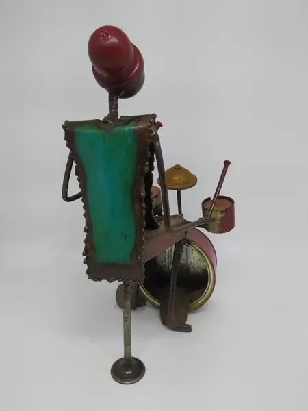 Foto de um(a) PAR DE ESCULTURAS MÚSICOS EM FERRO E SUCATA, da categoria de Escultura. Par de esculturas feitas por artista de Gana, em ferro e sucata representando músicos africanos. MEDE A: 40cm e 30cm L: 11cm... Mostrado de uma perspectiva diferente. Vendido no marketplace Trésors.