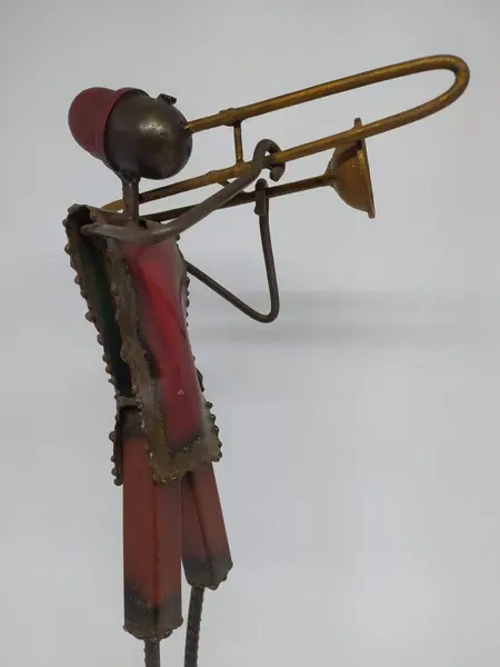 Foto de um(a) PAR DE ESCULTURAS MÚSICOS EM FERRO E SUCATA, da categoria de Escultura. Par de esculturas feitas por artista de Gana, em ferro e sucata representando músicos africanos. MEDE A: 40cm e 30cm L: 11cm... Mostrado de uma perspectiva diferente. Vendido no marketplace Trésors.