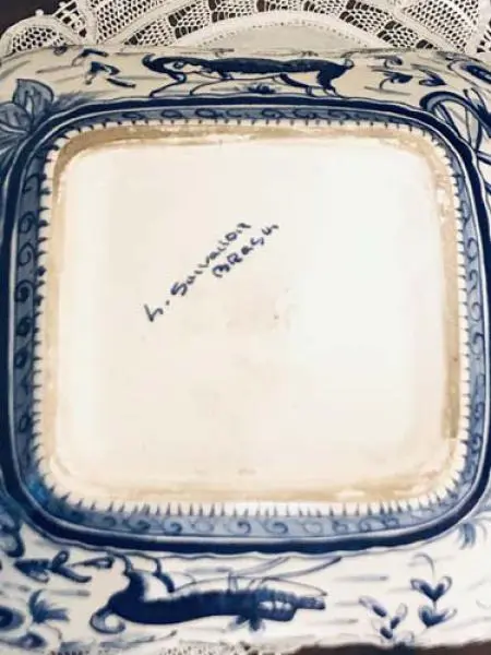 Foto de um(a) Centro de mesa em porcelana assinada Luiz Salvador, da categoria de Centro de mesa. Elegante e raro centro de mesa com tampa e pega em porcelana pintada a mão Luiz Salvador 20A x 28C x 22L assinada e em... Mostrado de uma perspectiva diferente. Vendido no marketplace Trésors.