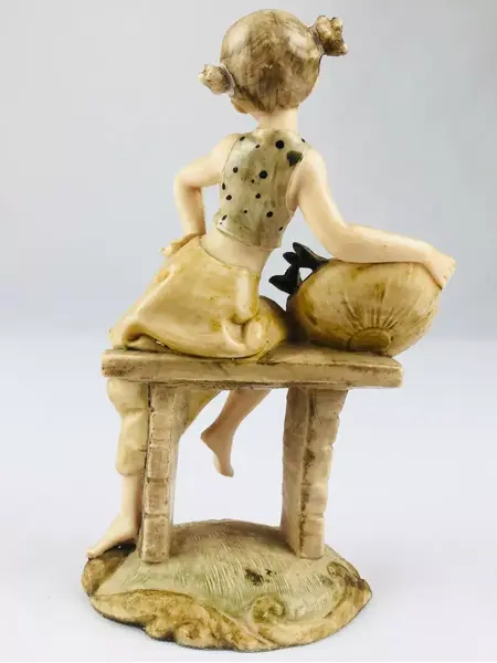Foto de um(a) Escultura de menina com cesta de peixes, da categoria de Escultura. Escultura de menina com cesta de peixes sentada em um banco, mede 15cm altura. Mínimas marcas de uso. Em bom estado de... Mostrado de uma perspectiva diferente. Vendido no marketplace Trésors.