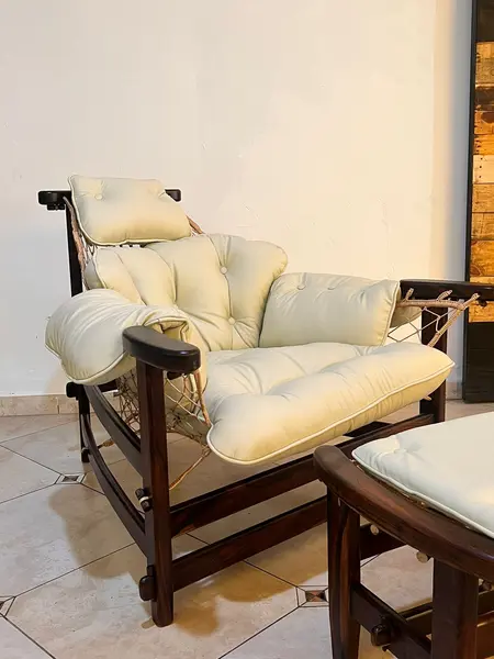 Foto de um(a) Poltrona Jangada em Jacarandá - Jean Gillon, da categoria de Poltronas. Encontre a perfeição no conforto com a poltrona Jean Gillon em jacarandá. Com sua estrutura firme e assentos generosos, esta... Mostrado de uma perspectiva diferente. Vendido no marketplace Trésors.