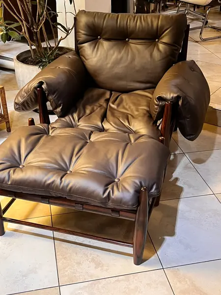 Foto de um(a) Poltrona Mole estrutura em Jacarandá e Couro escuro legítimo - Sérgio Rodrigues, da categoria de Poltronas. Poltronas exclusivas projetadas pelo renomado designer brasileiro Sérgio Rodrigues. Feitas com jacarandá couro legítimo... Mostrado de uma perspectiva diferente. Vendido no marketplace Trésors.