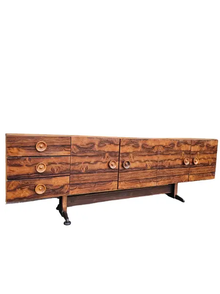 Foto de um(a) Buffet Novo Rumo em Jacarandá, da categoria de Aparadores e Buffet. Novo Rumo em Jacarandá anos 60, restaurado, pronto para usoMedidas : A78cm x P47cm x L270cm. Mostrado de uma perspectiva diferente. Vendido no marketplace Trésors.