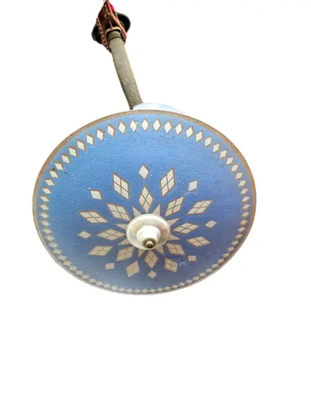 Foto de um(a) Lustre Mandala Anos 60, da categoria de Lustres. Belo lustre anos 60 estilo mandala, ainda em estado original de conservação. Medidas: 40cmDx60cmA. Mostrado de uma perspectiva diferente. Vendido no marketplace Trésors.