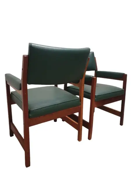 Foto de um(a) Poltrona Vintage Anos 70, da categoria de Poltronas. A Poltrona Vintage Anos 70 é a peça perfeita para quem busca um toque de elegância e nostalgia em sua decoração. Com um... Mostrado de uma perspectiva diferente. Vendido no marketplace Trésors.