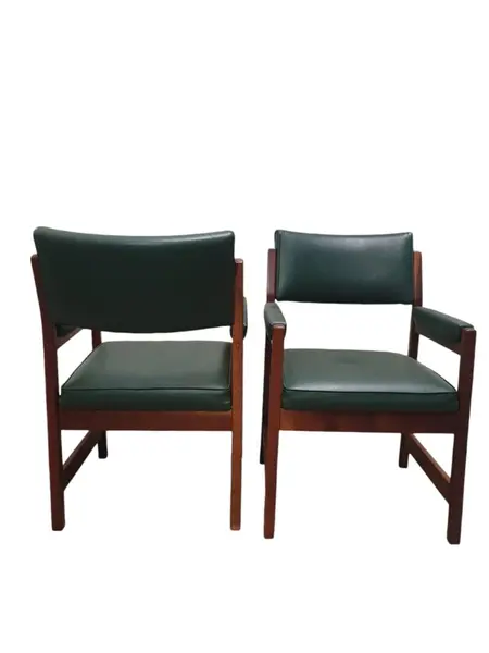 Foto de um(a) Poltrona Vintage Anos 70, da categoria de Poltronas. A Poltrona Vintage Anos 70 é a peça perfeita para quem busca um toque de elegância e nostalgia em sua decoração. Com um... Mostrado de uma perspectiva diferente. Vendido no marketplace Trésors.