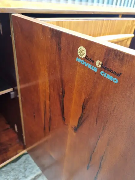 Foto de um(a) Buffet caviúna Cimo S.A - 190 cm, da categoria de Aparadores e Buffet. Raro Buffet móveis cimo em madeira caviúna, pés de latão polido, restaurado com acabamento em seladora. Destaque para... Mostrado de uma perspectiva diferente. Vendido no marketplace Trésors.