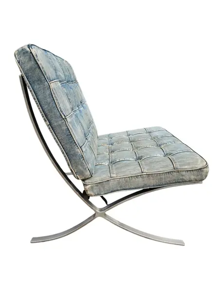 Foto de um(a) Poltrona Barcelona personalizada em jeans, da categoria de Poltronas. Linda poltrona Barcelona, projetada por Ludwig Mies Van der Roche, para exposição internacional de 1929 em Barcelona .A... Mostrado de uma perspectiva diferente. Vendido no marketplace Trésors.