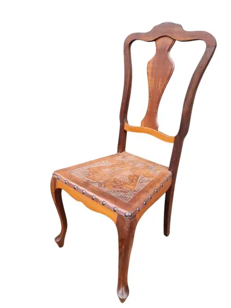 Foto de um(a) Cadeiras Provençal Vintage, da categoria de Cadeiras de jantar. Cadeiras provençal ,estofado em couro pirografado ,estrutura de madeira imbúia. Valor unitário (temos 6 unidades... Vendido no marketplace Trésors.