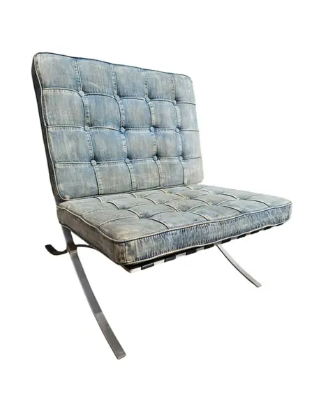 Foto de um(a) Poltrona Barcelona personalizada em jeans, da categoria de Poltronas. Linda poltrona Barcelona, projetada por Ludwig Mies Van der Roche, para exposição internacional de 1929 em Barcelona .A... Mostrado de uma perspectiva diferente. Vendido no marketplace Trésors.