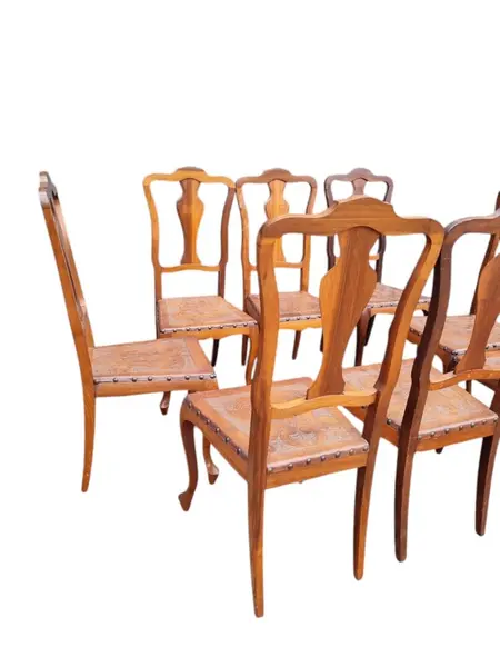 Foto de um(a) Cadeiras Provençal Vintage, da categoria de Cadeiras de jantar. Cadeiras provençal ,estofado em couro pirografado ,estrutura de madeira imbúia. Valor unitário (temos 6 unidades... Mostrado de uma perspectiva diferente. Vendido no marketplace Trésors.