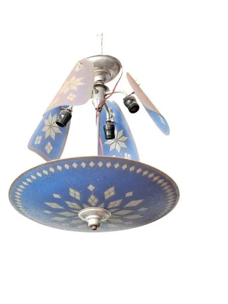 Foto de um(a) Lustre Mandala Anos 60, da categoria de Lustres. Belo lustre anos 60 estilo mandala, ainda em estado original de conservação. Medidas: 40cmDx60cmA. Mostrado de uma perspectiva diferente. Vendido no marketplace Trésors.