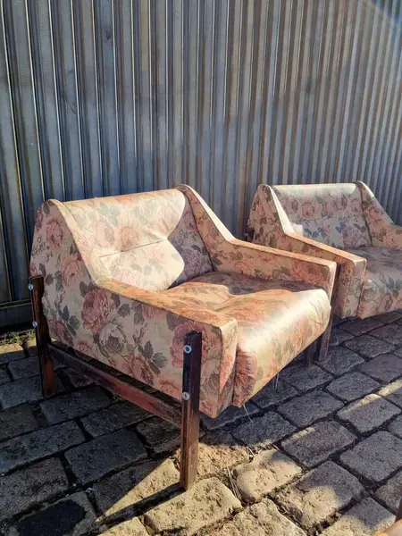 Foto de um(a) Par de poltronas Lafer MP-49, da categoria de Poltronas. Par de poltronas de Percival Lafer MP49, estrutura em madeira nobre, provavelmente jacarandá da Bahia e estofado de época,... Mostrado de uma perspectiva diferente. Vendido no marketplace Trésors.
