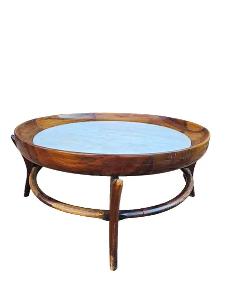 Foto de um(a) Mesa de Centro Giuseppe Scapinelli anos 70, da categoria de Mesas de centro. A Mesa de Centro Giuseppe Scapinelli é uma peça única e elegante para adicionar charme e sofisticação à sua... Vendido no marketplace Trésors.
