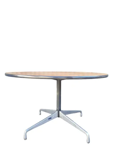 Foto de um(a) Mesa de jantar - Charles Eames, da categoria de Mesas de Jantar. Medidas:120cm D x 76cm A.A Mesa de Jantar Charles Eames é uma peça icônica que traz um toque de elegância e... Mostrado de uma perspectiva diferente. Vendido no marketplace Trésors.
