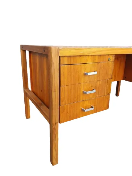 Foto de um(a) Escrivaninha vintage - anos 70, da categoria de Escrivaninhas e Mesas de escritório. A Escrivaninha Anos 70 Vintage é uma peça icônica que traz um toque de nostalgia e estilo para qualquer ambiente. Com seu... Mostrado de uma perspectiva diferente. Vendido no marketplace Trésors.