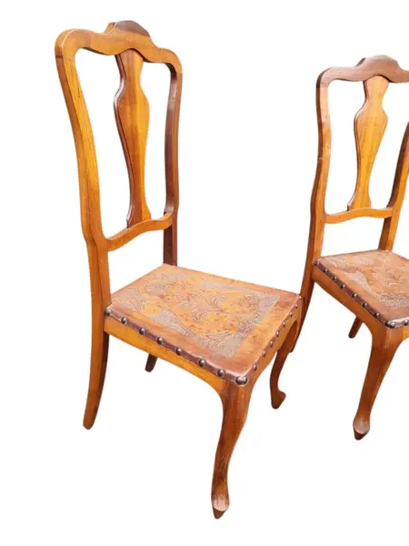 Foto de um(a) Cadeiras Provençal Vintage, da categoria de Cadeiras de jantar. Cadeiras provençal ,estofado em couro pirografado ,estrutura de madeira imbúia. Valor unitário (temos 6 unidades... Mostrado de uma perspectiva diferente. Vendido no marketplace Trésors.