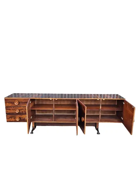 Foto de um(a) Buffet Novo Rumo em Jacarandá, da categoria de Aparadores e Buffet. Novo Rumo em Jacarandá anos 60, restaurado, pronto para usoMedidas : A78cm x P47cm x L270cm. Mostrado de uma perspectiva diferente. Vendido no marketplace Trésors.