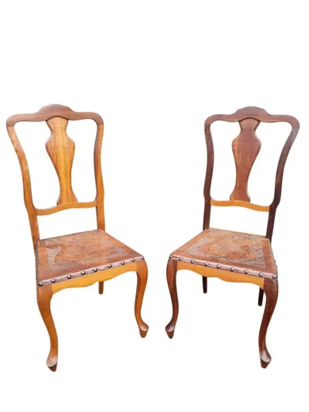Foto de um(a) Cadeiras Provençal Vintage, da categoria de Cadeiras de jantar. Cadeiras provençal ,estofado em couro pirografado ,estrutura de madeira imbúia. Valor unitário (temos 6 unidades... Mostrado de uma perspectiva diferente. Vendido no marketplace Trésors.