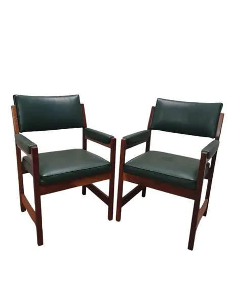 Foto de um(a) Poltrona Vintage Anos 70, da categoria de Poltronas. A Poltrona Vintage Anos 70 é a peça perfeita para quem busca um toque de elegância e nostalgia em sua decoração. Com um... Mostrado de uma perspectiva diferente. Vendido no marketplace Trésors.