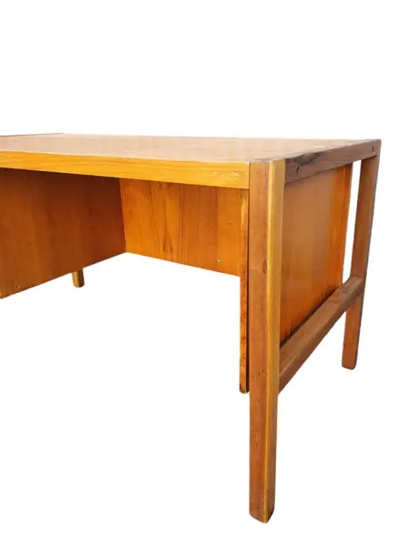 Foto de um(a) Escrivaninha vintage - anos 70, da categoria de Escrivaninhas e Mesas de escritório. A Escrivaninha Anos 70 Vintage é uma peça icônica que traz um toque de nostalgia e estilo para qualquer ambiente. Com seu... Mostrado de uma perspectiva diferente. Vendido no marketplace Trésors.