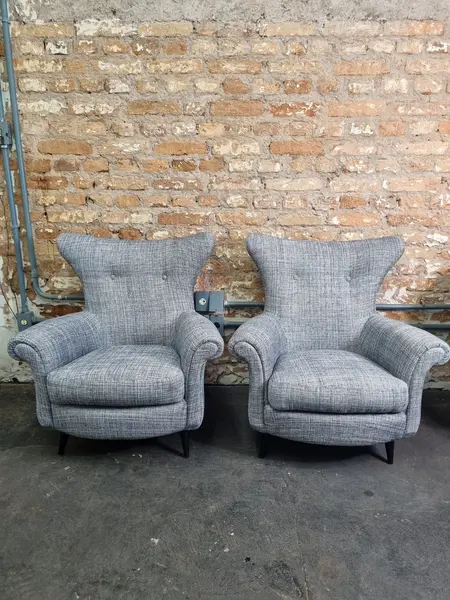 Foto de um(a) Par de poltronas estilo bergere anos 60, da categoria de Poltronas. Belíssimo par de poltronas anos 60, estofado novo e estrutura dos pés ebanizados. Disponíveis para venda!Medidas: 80cm L... Mostrado de uma perspectiva diferente. Vendido no marketplace Trésors.