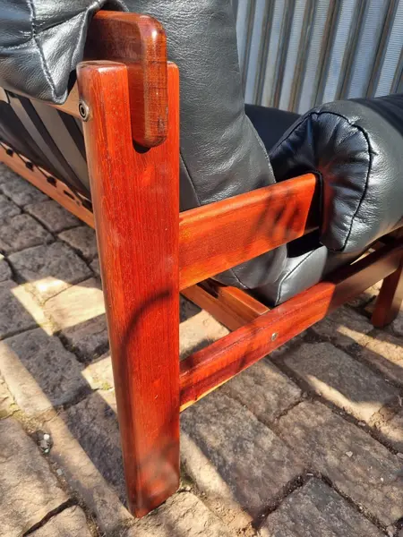 Foto de um(a) Sofá modelo "Copa - Jean Gillon, da categoria de Sofás. Sofá modelo tipo “COPA”, criado pelo designer naturalizado brasileiro Jean Gillon (1919-Iasi-Romênia /2007-São Paulo),... Mostrado de uma perspectiva diferente. Vendido no marketplace Trésors.