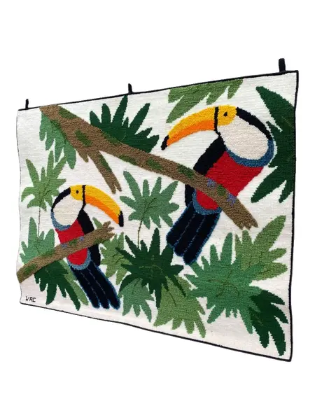 Foto de um(a) Tapeçaria Parede VAC Tucanos, da categoria de Arte têxtil. Uma bela e bem conservada tapeçaria de parede de Valdivino Alves Conceição, em perfeito estado de conservação. MEDIDAS:... Vendido no marketplace Trésors.