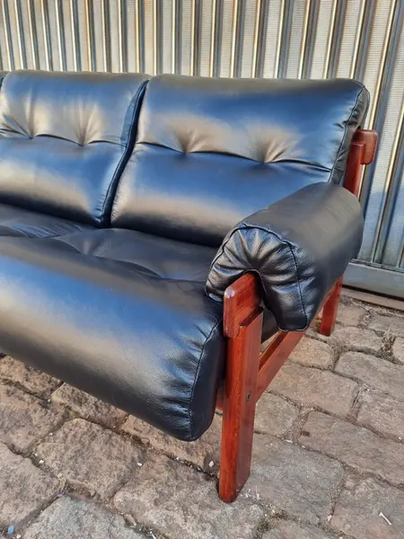 Foto de um(a) Sofá modelo "Copa - Jean Gillon, da categoria de Sofás. Sofá modelo tipo “COPA”, criado pelo designer naturalizado brasileiro Jean Gillon (1919-Iasi-Romênia /2007-São Paulo),... Mostrado de uma perspectiva diferente. Vendido no marketplace Trésors.