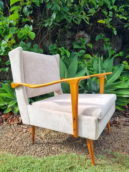 Foto de um(a) Poltrona Scapinelli, da categoria de Outras cadeiras . Linda e rara poltrona de Giuseppe Scapinelli, estrutura em madeira caviúna e estofado de veludo claro. Restaurada, temos +... Mostrado de uma perspectiva diferente. Vendido no marketplace Trésors.