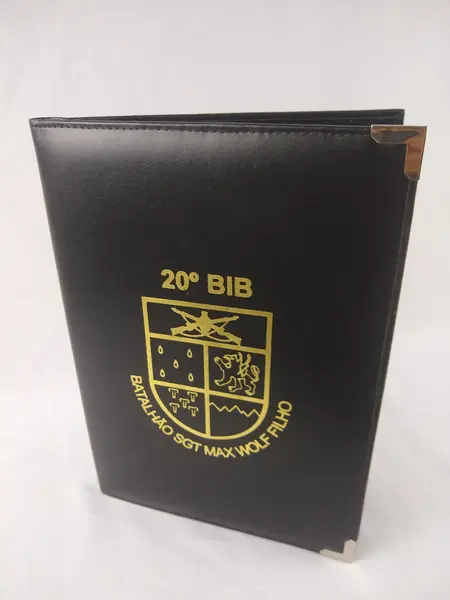 Foto de um(a) Militaria – Pasta para documentos – 20º BIB Batalhão de Infantaria Blindada Curitiba-PR, da categoria de Outras militarias. Militaria – Pasta para documentos – 20º BIB Batalhão de Infantaria Blindada Curitiba-PR Feito em Courino preto, interior... Mostrado de uma perspectiva diferente. Vendido no marketplace Trésors.