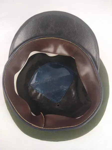 Foto de um(a) Militaria - Antigo Quepe Exército Brasileiro, da categoria de Outras militarias. Militaria - Antigo Quepe Exército Brasileiro Verde oliva Sem etiqueta do fabricante Insígnia bordadoMaterial: tecido... Mostrado de uma perspectiva diferente. Vendido no marketplace Trésors.