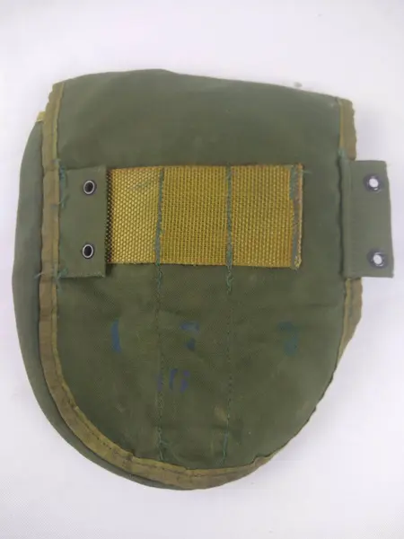 Foto de um(a) Militaria - Porta Marmita de Campanha Militar - Exército Brasileiro, da categoria de Outras militarias. -Militaria - Porta Marmita de Campanha Militar - Exército Brasileiro -Feito de Nylon, com presilha de plástico. Mostrado de uma perspectiva diferente. Vendido no marketplace Trésors.
