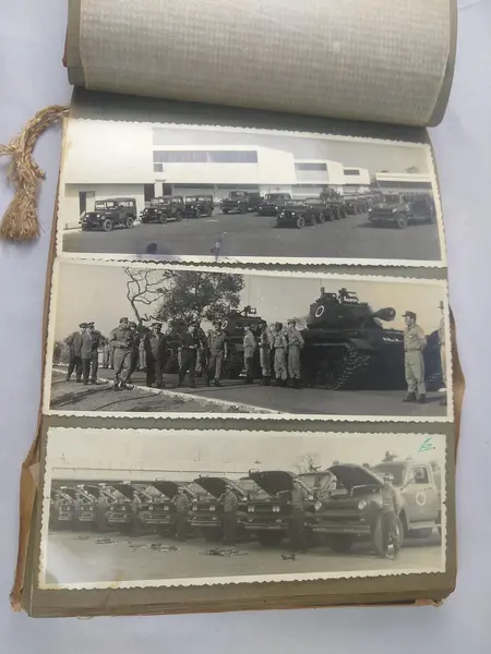 Foto de um(a) Militaria - Álbum de fotografia Exército Brasileiro - Polícia do Exército de Brasília 1964 - 1965, da categoria de Outras militarias. Militaria - Álbum de fotografia Exército Brasileiro - Polícia do Exército de Brasília 1964 - 1965 Álbum com 70 fotos... Mostrado de uma perspectiva diferente. Vendido no marketplace Trésors.