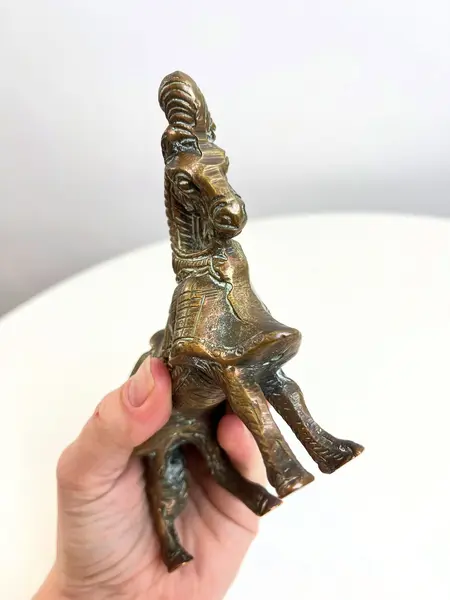 Foto de um(a) ​Escultura de cavalo em bronze cinzelado, da categoria de Escultura. Escultura de cavalo em bronze cinzelado. Marcas do tempo como nas fotos. Medidas: 11x12cm. Mostrado de uma perspectiva diferente. Vendido no marketplace Trésors.